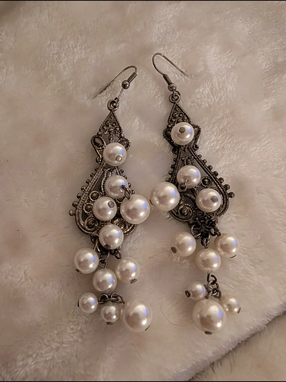 Elegant Pearl Dangle Earrings - Vintage-Style